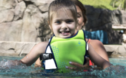 Jak učit děti plavat a jaké pomůcky jsou vhodné k učení plavání? 