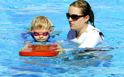 Jak učit děti plavat a jaké pomůcky jsou vhodné k učení plavání?