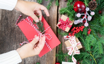 Chcete mít dárky pod stromečkem včas? Sledujte tyto důležité termíny pro doručení do Vánoc!