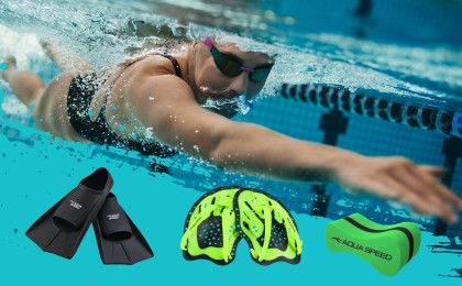 Plavecké pomůcky pro dospělé: k čemu slouží a jak je používat